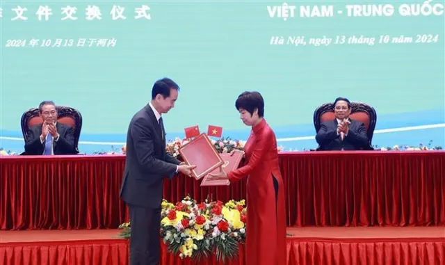 Vietnamese Prime Minister holds talks with Chinese Premier - Ảnh 2.