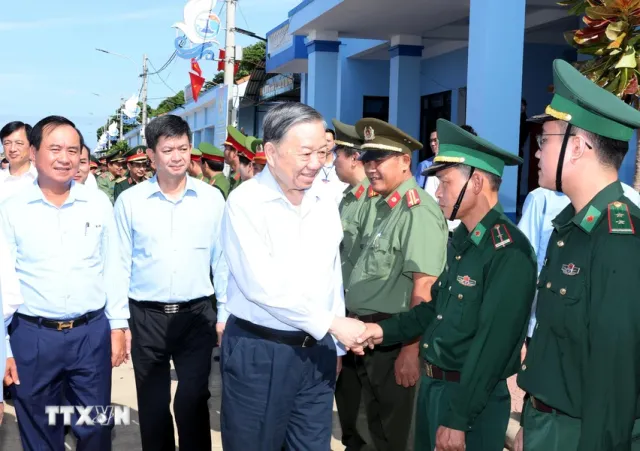 Tổng Bí thư, Chủ tịch nước Tô Lâm thăm, làm việc tại huyện đảo Cồn Cỏ - Ảnh 2.