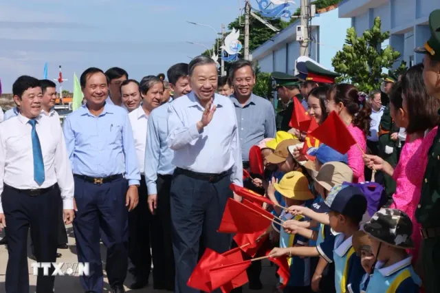 Tổng Bí thư, Chủ tịch nước Tô Lâm thăm, làm việc tại huyện đảo Cồn Cỏ - Ảnh 3.