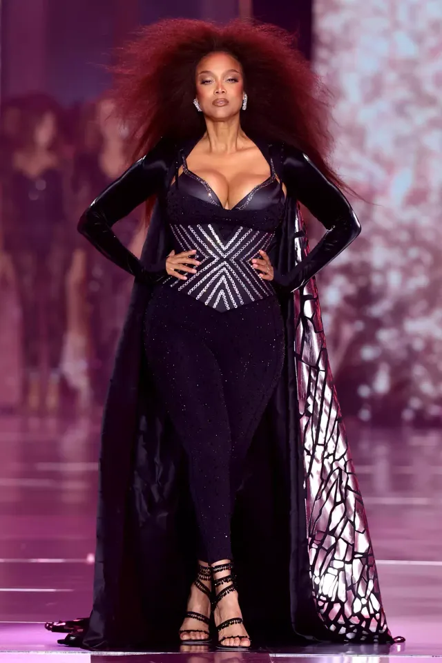 Supermodel Tyra Banks makes a grand return to the Victoria's Secret catwalk - Photo 1.