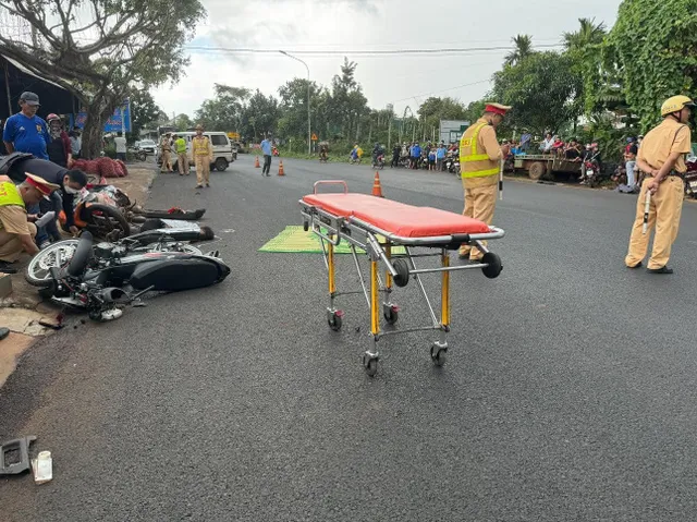 Đắk Lắk: Tông vào xe ô tô, 2 học sinh thương vong - Ảnh 1.