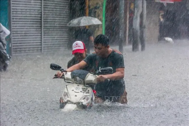 Đông Nam Á và Việt Nam đón mưa lớn bất thường cuối năm - Ảnh 1.