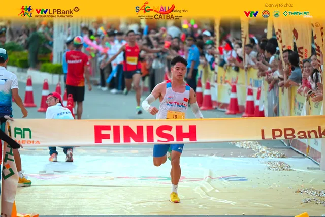 Giải marathon Quốc tế VTV LPBank 2024: Edwin Kiptoo vô địch cự ly 21km nam; Lương Đức Phước và Đoàn Thu Hằng vô địch cự ly 10km,  - Ảnh 12.