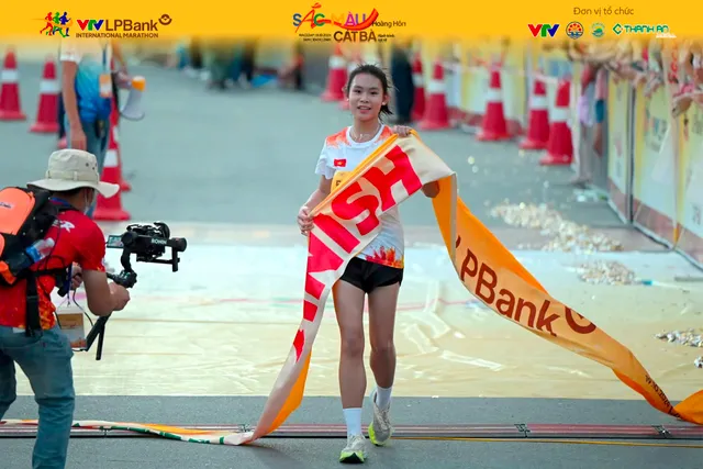 Giải marathon Quốc tế VTV LPBank 2024: Edwin Kiptoo vô địch cự ly 21km nam; Lương Đức Phước và Đoàn Thu Hằng vô địch cự ly 10km,  - Ảnh 13.