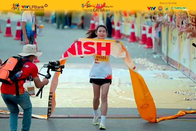 Giải marathon Quốc tế VTV LPBank 2024: Edwin Kiptoo vô địch cự ly 21km nam; Lương Đức Phước và Đoàn Thu Hằng vô địch cự ly 10km,  - Ảnh 15.