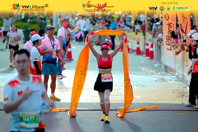 Giải marathon Quốc tế VTV LPBank 2024: Edwin Kiptoo vô địch cự ly 21km nam; Lương Đức Phước và Đoàn Thu Hằng vô địch cự ly 10km,  - Ảnh 5.