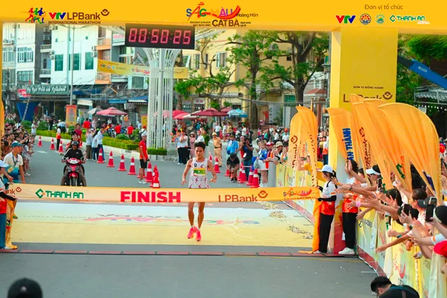 Giải marathon Quốc tế VTV LPBank 2024: Edwin Kiptoo vô địch cự ly 21km nam; Lương Đức Phước và Đoàn Thu Hằng vô địch cự ly 10km,  - Ảnh 7.