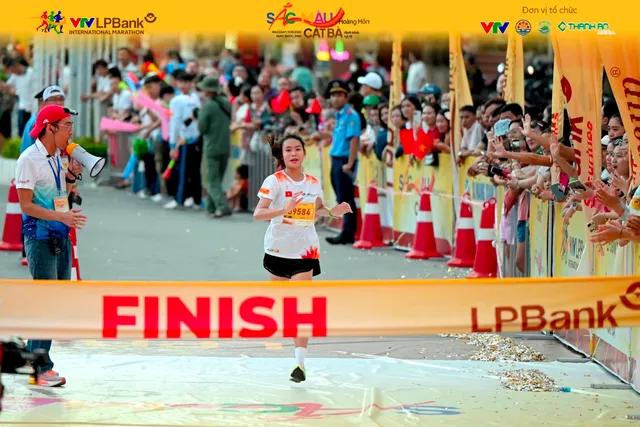 Giải marathon Quốc tế VTV LPBank 2024: Edwin Kiptoo vô địch cự ly 21km nam; Lương Đức Phước và Đoàn Thu Hằng vô địch cự ly 10km,  - Ảnh 14.