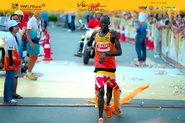 Giải marathon Quốc tế VTV LPBank 2024: Edwin Kiptoo vô địch cự ly 21km nam; Lương Đức Phước và Đoàn Thu Hằng vô địch cự ly 10km,  - Ảnh 3.