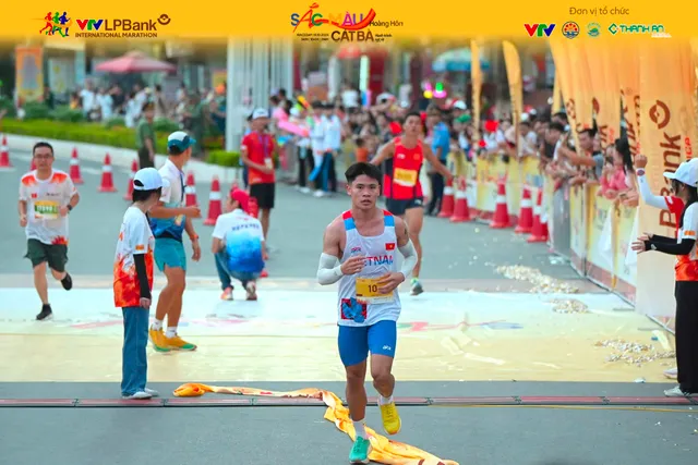 Giải marathon Quốc tế VTV LPBank 2024: Edwin Kiptoo vô địch cự ly 21km nam; Lương Đức Phước và Đoàn Thu Hằng vô địch cự ly 10km,  - Ảnh 11.