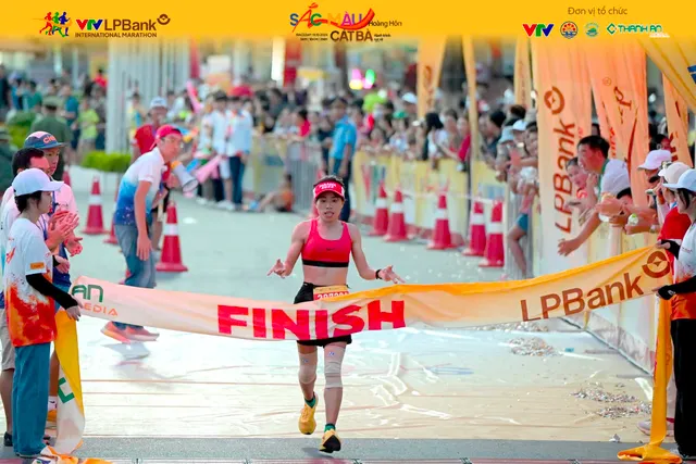 Giải marathon Quốc tế VTV LPBank 2024: Edwin Kiptoo vô địch cự ly 21km nam; Lương Đức Phước và Đoàn Thu Hằng vô địch cự ly 10km,  - Ảnh 4.