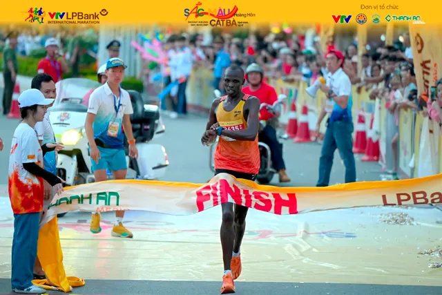 Giải marathon Quốc tế VTV LPBank 2024: Edwin Kiptoo vô địch cự ly 21km nam; Lương Đức Phước và Đoàn Thu Hằng vô địch cự ly 10km,  - Ảnh 2.