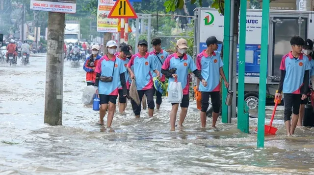 Triều cường vượt mức lịch sử ở Nam Bộ, đường biến thành sông - Ảnh 2.