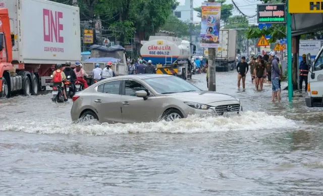 Triều cường ở Cần Thơ đạt đỉnh, đời sống bà con gặp khó khăn - Ảnh 1.