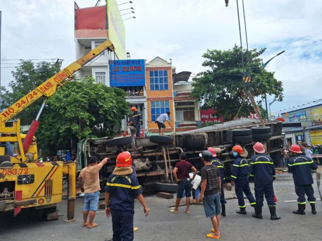 Bình Định: Xe chở dăm lật nghiêng đè 2 xe máy, 3 người tử vong - Ảnh 1.