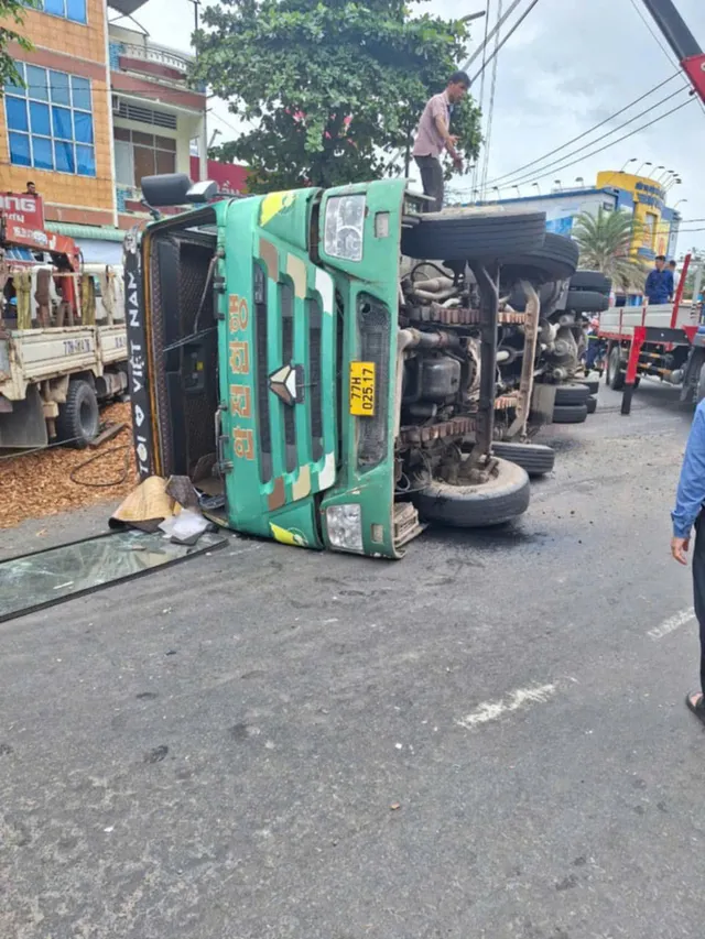 Bình Định: Xe chở dăm lật nghiêng đè 2 xe máy, 3 người tử vong - Ảnh 2.