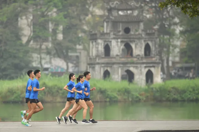 Standard Chartered Marathon Di sản Hà Nội 2024 thu hút hơn 18.000 vận động viên  - Ảnh 1.