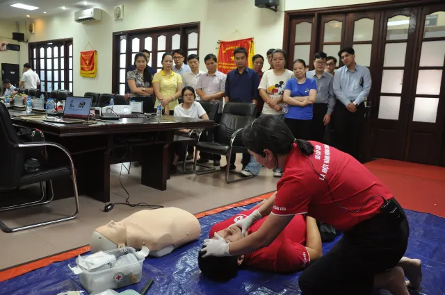 Trung tâm Dịch vụ Nhân đạo huấn luyện Sơ cấp cứu tại Tập đoàn Hóa chất - Ảnh 7.