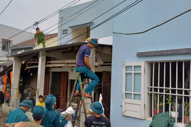 Công an sát cánh cùng người dân phòng chống bão số 6 - Ảnh 1.