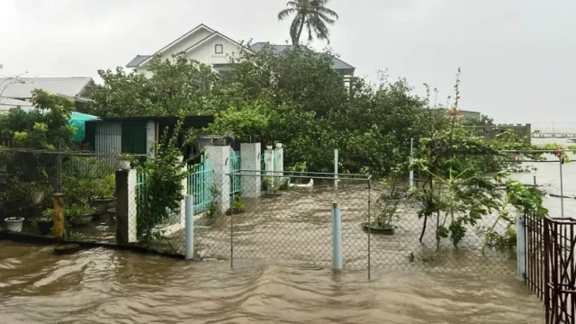 Bão số 6 gây mưa to, sóng lớn ở Thừa Thiên Huế, nhiều tuyến đường, khu dân cư ngập lụt - Ảnh 2.