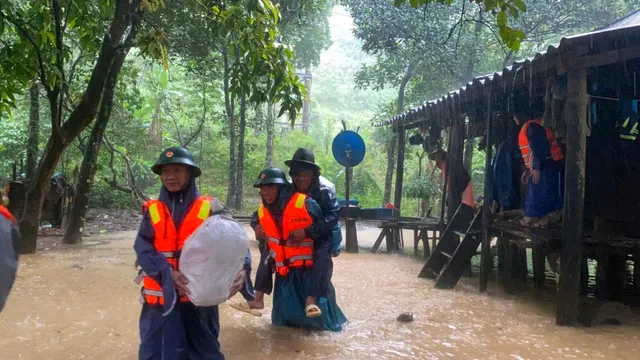 Quảng Bình: Hơn 15.000 ngôi nhà bị ngập do nước lũ lên nhanh - Ảnh 3.