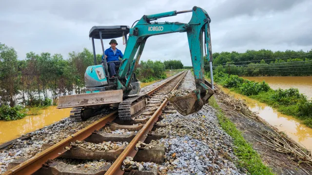 Hơn 1,3 km đường sắt bị xói lở, cuốn trôi do bão số 6 - Ảnh 2.