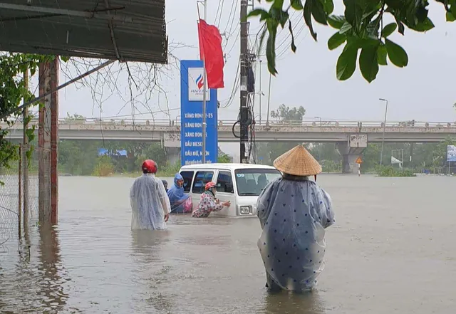 Quảng Bình: Hơn 15.000 ngôi nhà bị ngập do nước lũ lên nhanh - Ảnh 2.