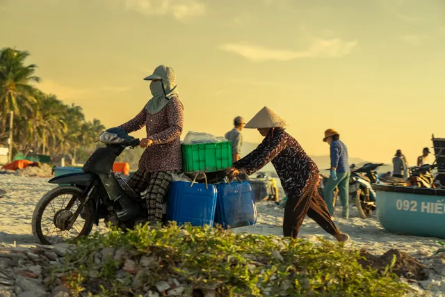 Về Ninh Thuỷ, khám phá chợ cá và tận hưởng cuộc sống miền biển - Ảnh 9.