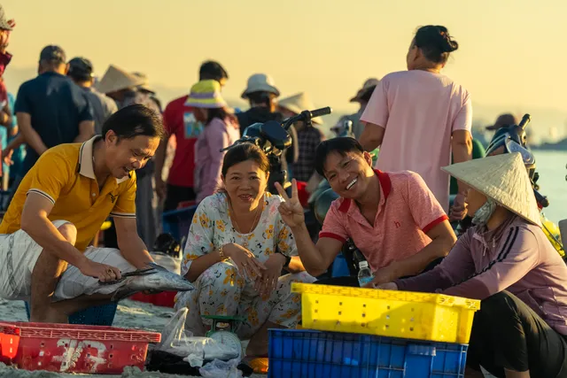 Về Ninh Thuỷ, khám phá chợ cá và tận hưởng cuộc sống miền biển - Ảnh 11.