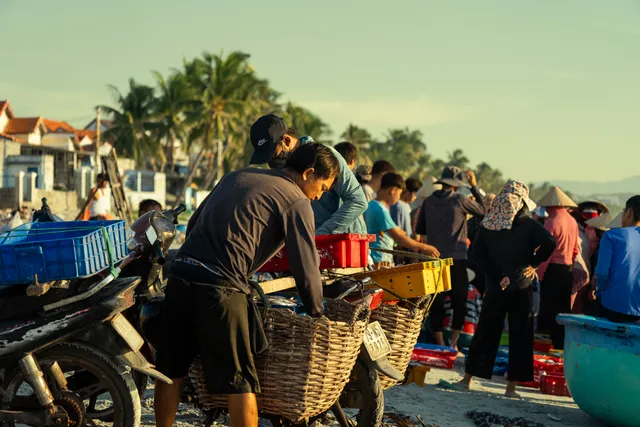 Về Ninh Thuỷ, khám phá chợ cá và tận hưởng cuộc sống miền biển - Ảnh 8.