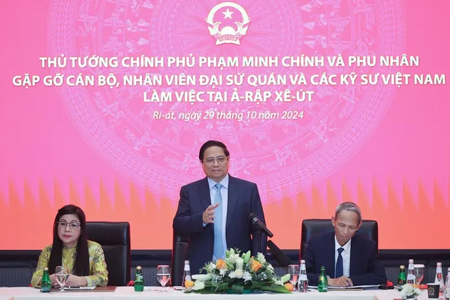 Thủ tướng Phạm Minh Chính gặp gỡ cán bộ, nhân viên Đại sứ quán và các kỹ sư Việt Nam tại Saudi Arabia - Ảnh 2.