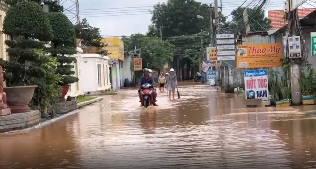 Đồng Nai: Nước lũ dâng cao, hàng trăm hộ dân bị ngập lụt - Ảnh 4.