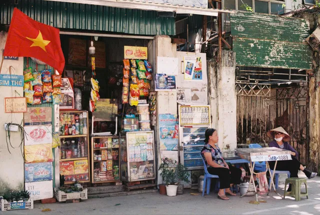 “Sống chậm” giữa mùa thu Hà Nội với thú chơi chụp ảnh phim - Ảnh 3.