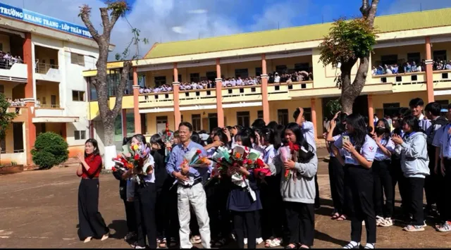 Đắk Lắk: Học sinh chia tay thầy hiệu trưởng làm cộng đồng mạng xúc động - Ảnh 2.