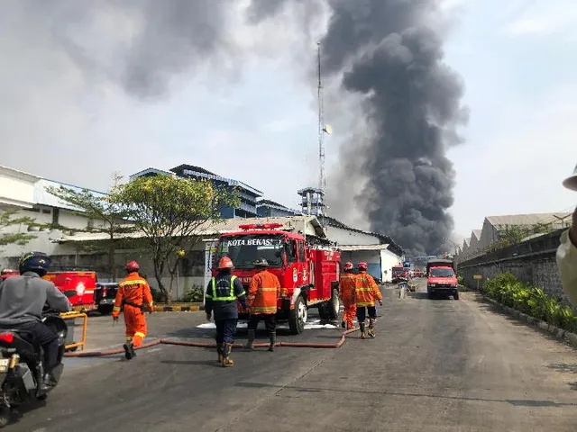 Cháy nhà máy sản xuất dầu ăn ở Indonesia, 8 người tử vong - Ảnh 1.