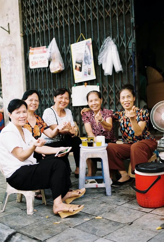 Ngồi vỉa hè nhâm nhi cốc trà nóng, đón mùa đông - Ảnh 5.