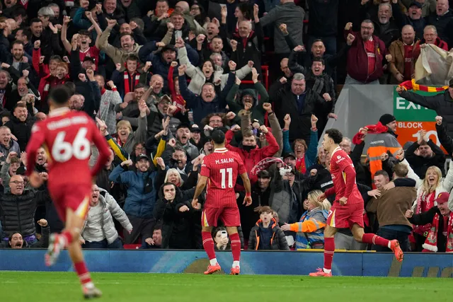 Salah tỏa sáng, Liverpool giành ngôi đầu bảng - Ảnh 3.