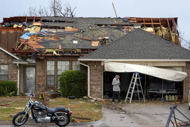 Bão và lốc xoáy dữ dội hất tung ô tô và tốc mái các tòa nhà ở bang Oklahoma (Mỹ) - Ảnh 3.