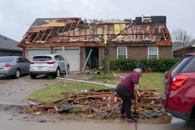 Bão và lốc xoáy dữ dội hất tung ô tô và tốc mái các tòa nhà ở bang Oklahoma (Mỹ) - Ảnh 2.