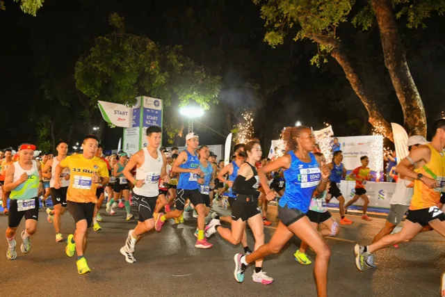 Standard Chartered Marthon Di sản Hà Nội 2024 làm nên kỷ lục với 18.000 người tham gia - Ảnh 2.