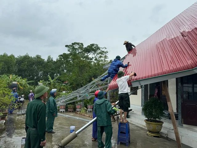 Mưa lớn gây ngập lụt, chia cắt nhiều khu vực ở miền Trung - Ảnh 2.