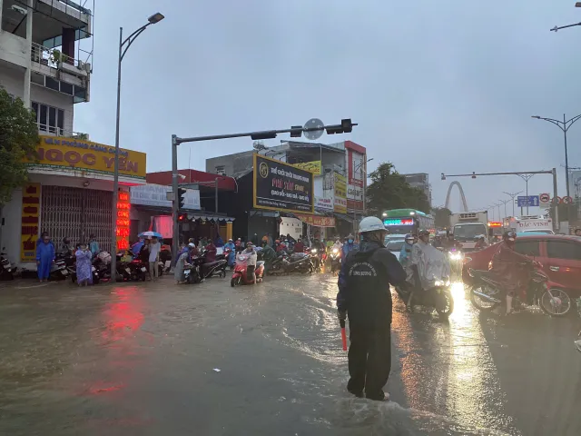 Đà Nẵng: Mưa lớn trên toàn thành phố gây ngập lụt, nguy cơ xảy ra sạt lở, lũ quét - Ảnh 3.