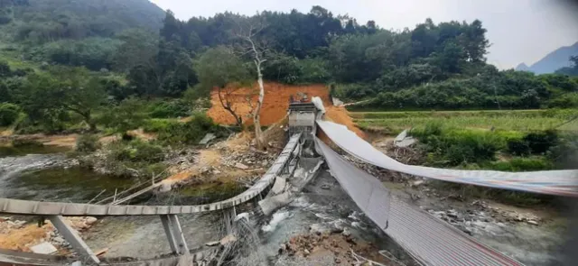 Cầu Lũng Cáng ở Hà Giang đổ sập trong lúc đang thi công - Ảnh 1.