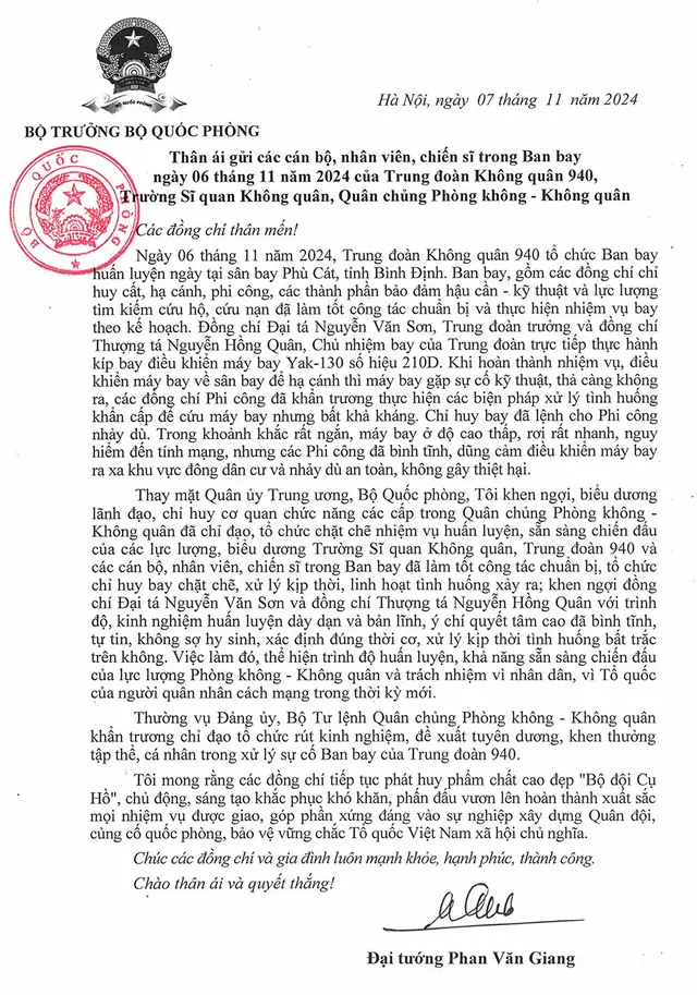 Bộ trưởng Bộ Quốc phòng khen ngợi 2 phi công xử lý kịp thời tình huống bất trắc trên không - Ảnh 1.