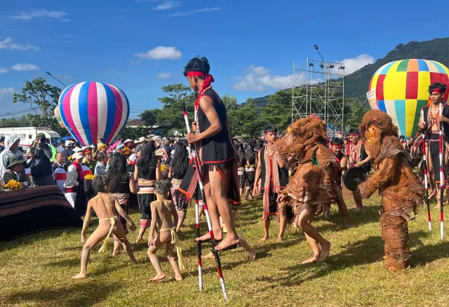 Gia Lai: Du khách nườm nượp check-in tại lễ hội Hoa dã quỳ - Ảnh 2.