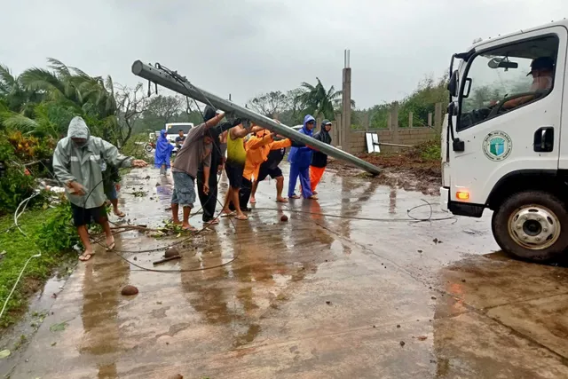 Bão Toraji đổ bộ vào Philippines, hàng nghìn người phải sơ tán - Ảnh 1.