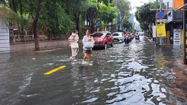 TP Hồ Chí Minh mưa trắng trời gây ngập úng - Ảnh 3.