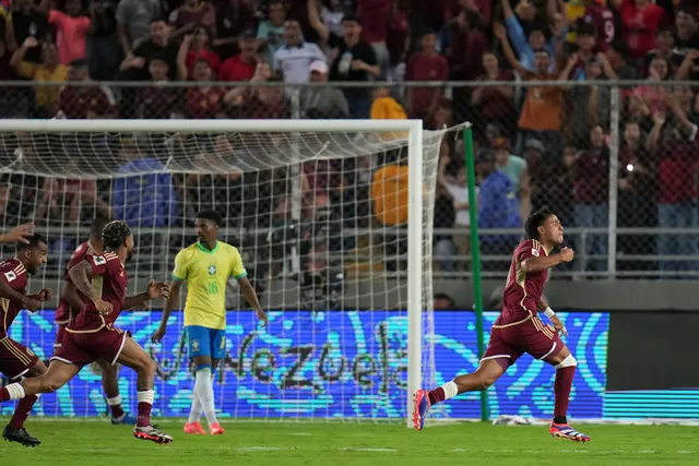 Vinicius đá hỏng 11m, Brazil hòa thất vọng trước Venezuela - Ảnh 3.