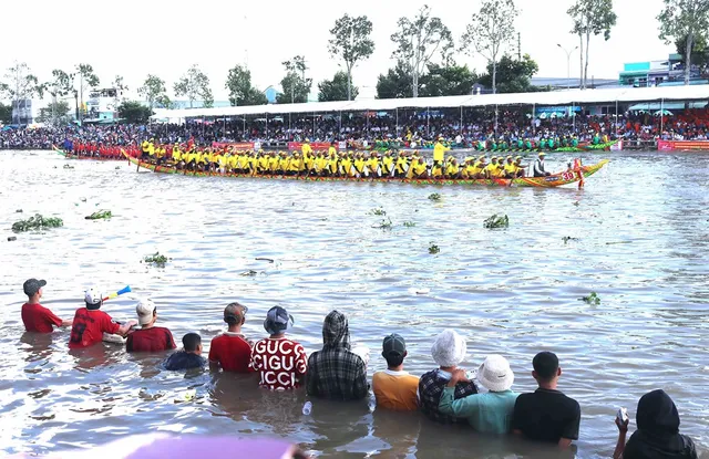 Giải đua ghe Ngo Sóc Trăng - khu vực ĐBSCL 2024: Hai đội ghe chủ nhà bảo vệ thành công chức vô địch - Ảnh 2.