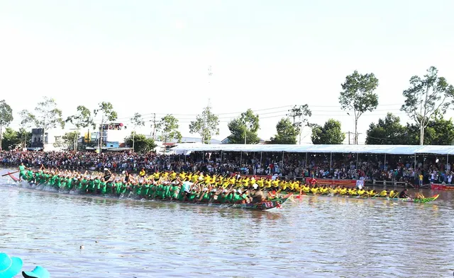 Giải đua ghe Ngo Sóc Trăng - khu vực ĐBSCL 2024: Hai đội ghe chủ nhà bảo vệ thành công chức vô địch - Ảnh 3.